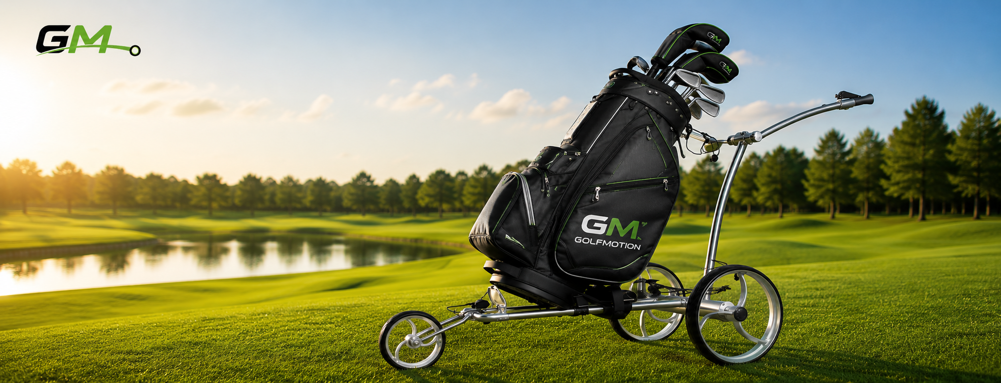 Chariot de golf électrique GolfMotion X2R avec sac premium sur un parcours de golf haut de gamme.